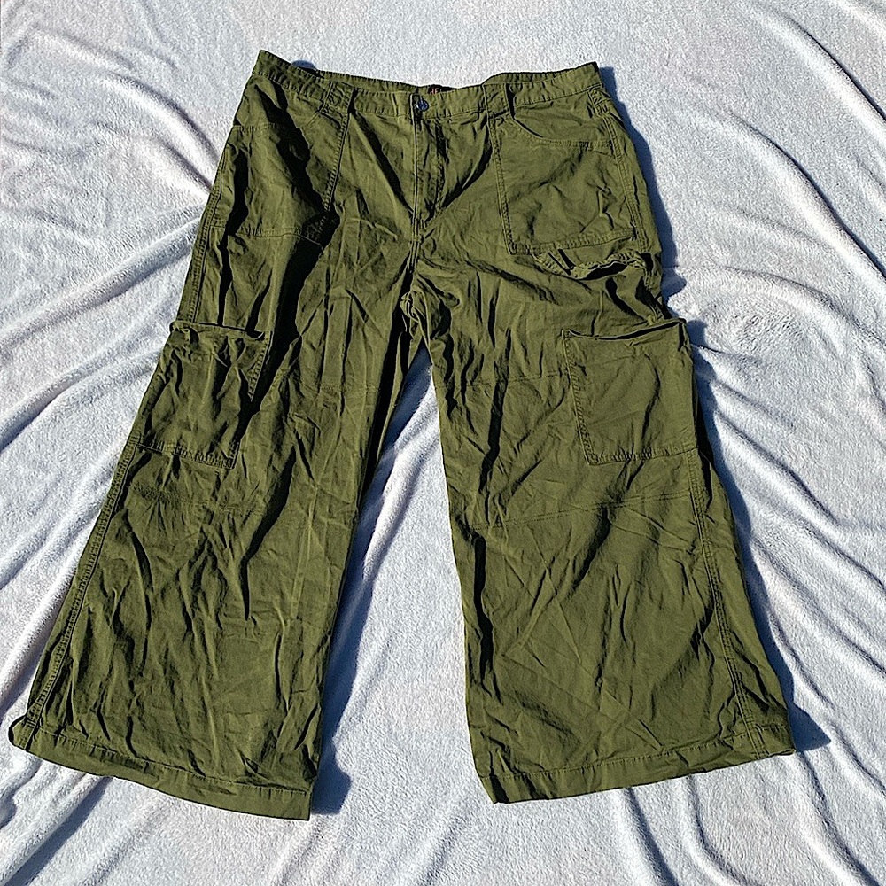 I’m selling a pair of never worn pants from dollskill